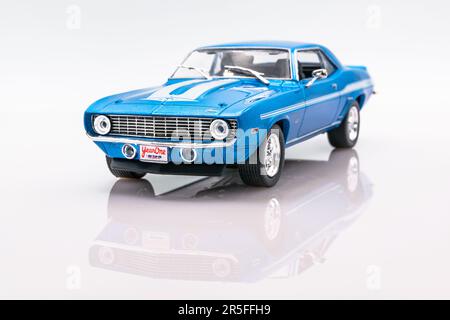 Fast&Furious Yenko Camaro SYC 1969 1:43, vue avant, fond blanc avec réflexion Banque D'Images