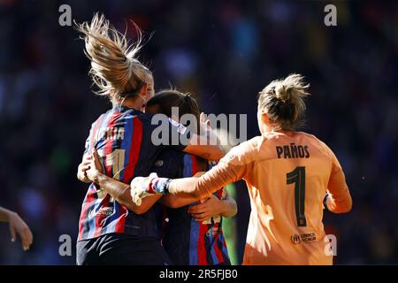 EINDHOVEN - (lr) Alexia Putellas Segura du FC Barcelone, Patricia Guijarro Gutierrez du FC Barcelone célèbrent la victoire après la finale de la Ligue des champions de l'UEFA pour les femmes entre le FC Barcelone et le VFL Wolfsburg au stade Phillips de 3 juin 2023 à Eindhoven, pays-Bas. ANP MAURICE VAN STONE Banque D'Images