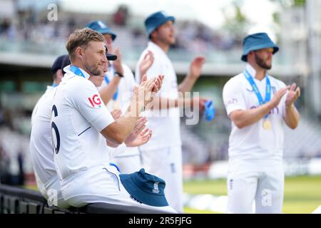 Joe Root et ses coéquipiers applaudissent Ben Stokes en Angleterre lorsqu'il reçoit sa médaille après le troisième jour du premier test LV= Insurance au Lord's, Londres. Date de la photo: Samedi 3 juin 2023. Banque D'Images