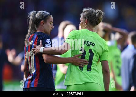 Eindhoven, pays-Bas. 03rd juin 2023. Football, femmes : Ligue des champions, FC Barcelone - VfL Wolfsburg, finale, finale, stade Philips. Alexia Putellas (l) de Barcelone et Alexandra Popp de Wolfsburg réagissent après le match. Credit: Swen Pförtner/dpa/Alay Live News Banque D'Images