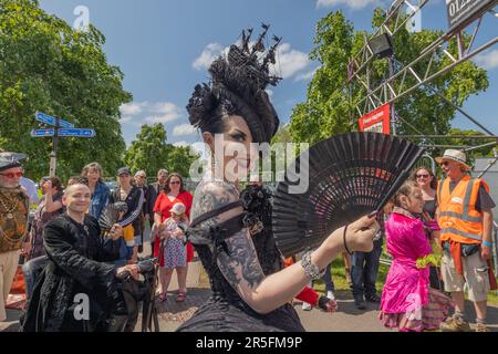 Cambridge, Royaume-Uni. 3 juin 2023. Participants costumés à Strawberry Fair, le festival gratuit des arts et de la musique de Cambridge organisé par des bénévoles sur Midsummer Common. L’événement met en valeur la créativité, l’esprit communautaire et la célébration inclusive. La Foire aux fraises de 2023. Penelope Barritt/Alamy Live News Banque D'Images