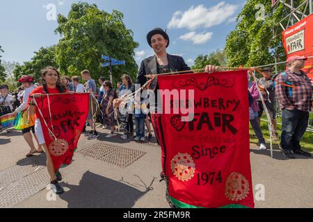 Cambridge, Royaume-Uni. 3 juin 2023. Scènes colorées de Strawberry Fair, le festival gratuit emblématique de Cambridge qui se tient chaque année sur Midsummer Common. Avec des bannières, des costumes, de la musique et des célébrations communautaires depuis 1974. La Foire aux fraises de 2023. Penelope Barritt/Alamy Live News Banque D'Images