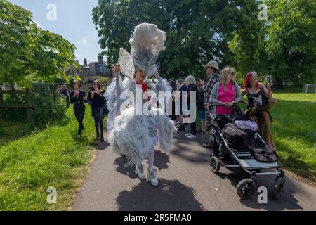 Cambridge, Royaume-Uni. 3 juin 2023. Un interprète costumé en plumes blanches et en tête divertit les festivaliers à la Strawberry Fair 2023 sur Midsummer Common, Cambridge. L’événement annuel gratuit des arts et de la musique attire des milliers de personnes pour une journée de célébration communautaire, de créativité et de performance. La Foire aux fraises de 2023. Penelope Barritt/Alamy Live News Banque D'Images