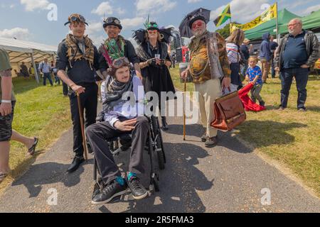 Cambridge, Royaume-Uni. 3 juin 2023. Scènes colorées de Strawberry Fair, un festival de musique et d'arts gratuit géré par des bénévoles qui se tient chaque année à Midsummer Common, Cambridge. Avec des spectacles, des costumes créatifs, des stands communautaires et une foule animée. La Foire aux fraises de 2023. Penelope Barritt/Alamy Live News Banque D'Images