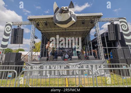 Cambridge, Royaume-Uni. 3 juin 2023. Interprètes sur la scène Flying Pig à Strawberry Fair, un festival d'art et de musique gratuit et géré par des bénévoles qui se tient chaque année au Midsummer Common à Cambridge. La scène présente une sculpture de cochon fantaisiste et un équipement sonore professionnel, attirant les foules pour de la musique live populaire dans un cadre communautaire dynamique. La Foire aux fraises de 2023. Penelope Barritt/Alamy Live News Banque D'Images