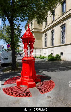 La célèbre fontaine Wallace, peinte en rouge, se trouve près de la place Gambetta dans le 20th arrondissement de Paris, France. Banque D'Images