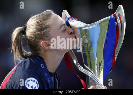 EINDHOVEN - Fridolina Rolfo du FC Barcelone avec le trophée de la Ligue des champions de l'UEFA après la finale de la Ligue des champions de l'UEFA pour les femmes entre le FC Barcelone et la VFL Wolfsburg au stade Phillips sur 3 juin 2023 à Eindhoven, pays-Bas. ANP MAURICE VAN STONE Banque D'Images