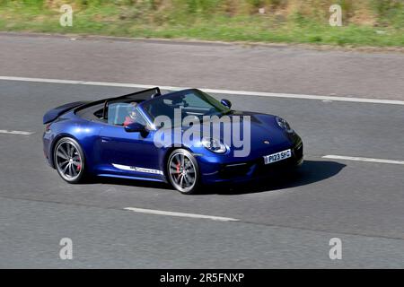 2021 Bleu Gentian métallisé Porsche 911 Carrera 4S cabrio, sur l'autoroute M61, Royaume-Uni Banque D'Images