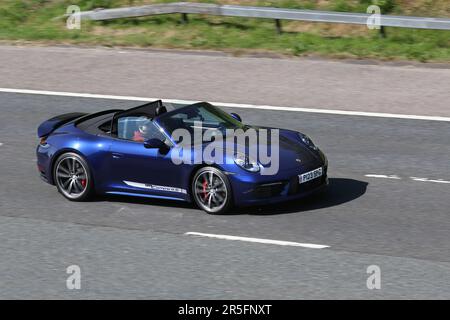 2021 Bleu Gentian métallisé Porsche 911 Carrera 4S cabrio, sur l'autoroute M61, Royaume-Uni Banque D'Images