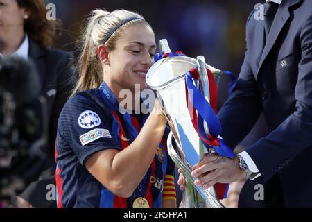 EINDHOVEN - Alexia Putellas Segura du FC Barcelone avec le trophée de la Ligue des champions de l'UEFA après la finale de la Ligue des champions de l'UEFA pour les femmes entre le FC Barcelone et la VFL Wolfsburg au stade Phillips sur 3 juin 2023 à Eindhoven, pays-Bas. ANP MAURICE VAN STONE Banque D'Images