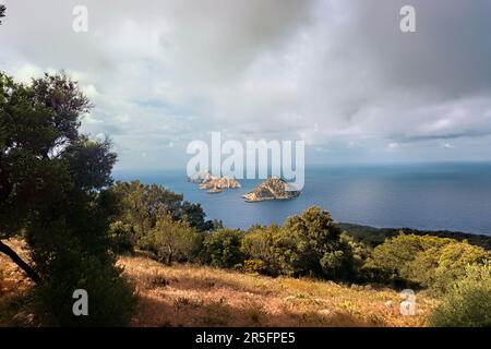 Vue sur les îles de Beşadalar depuis le cap Gelidonya, Lycian Way, Turquie Banque D'Images