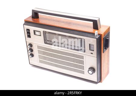 Ancien transistor radio isolé sur blanc. Banque D'Images