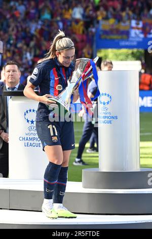 Eindhoven, pays-Bas. 03rd juin 2023. Football, femmes : Ligue des champions, FC Barcelone - VfL Wolfsburg, finale, finale, stade Philips. Alexia Putellas de Barcelone porte le trophée de la gagnante à ses coéquipiers. Credit: Swen Pförtner/dpa/Alay Live News Banque D'Images