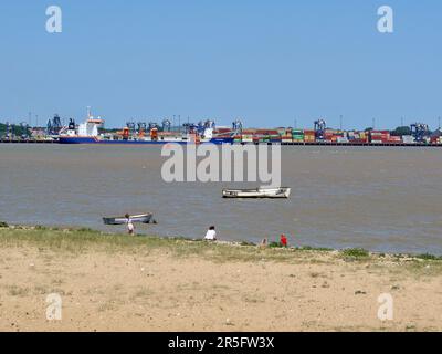 Harwich, Essex - 3 juin 2023 : vue de l'autre côté du port jusqu'au port de Felixstowe dans le Suffolk. Banque D'Images