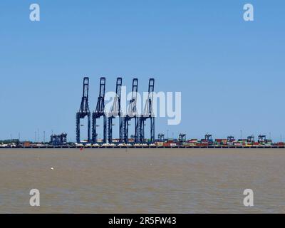 Harwich, Essex - 3 juin 2023 : vue de l'autre côté du port jusqu'au port de Felixstowe dans le Suffolk. Banque D'Images