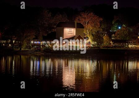 New Hope, Pennsylvanie, États-Unis, en direction de Bucks County Playhouse, en Pennsylvanie, depuis Lambertville NJ. Pris au-dessus de la rivière Delaware la nuit. Banque D'Images