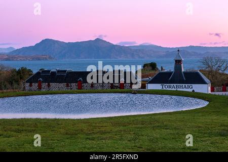 Vue extérieure depuis la distillerie Torabhaig sur l'île de Skye, en Écosse Banque D'Images