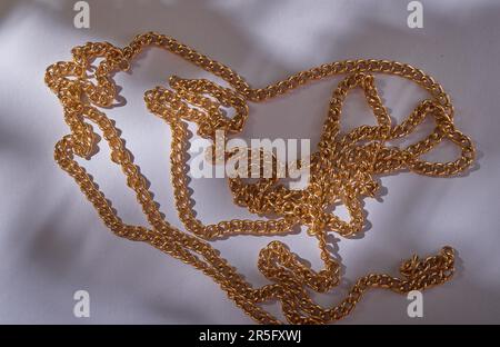 collier or sur le sol blanc Banque D'Images