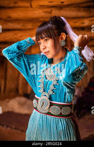 Jeune fille de Navajo indienne américaine dans une demeure traditionnelle de hogan au parc tribal de Monument Valley Navajo, Arizona, États-Unis Banque D'Images