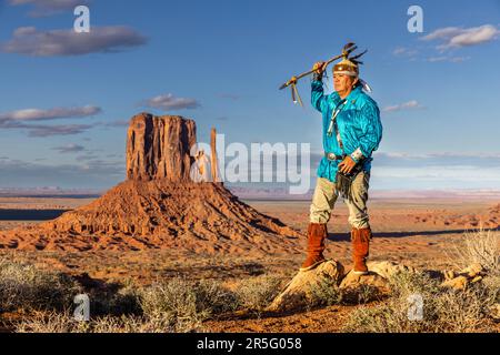 Guerrier américain indien Navajo avec lance au Monument Valley Navajo Tribal Park, Arizona, États-Unis Banque D'Images