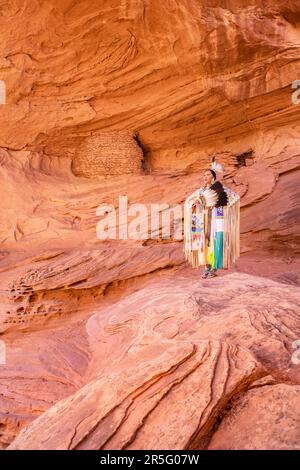 Femme Navajo indienne américaine à Honeymoon Arch dans Mystery Valley of the Monument Valley Navajo Tribal Park, Arizona, États-Unis Banque D'Images