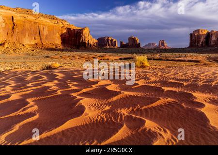 Dunes de Sand Springs au lever du soleil dans Monument Valley Navajo Tribal Park, Arizona, États-Unis Banque D'Images