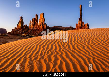 Totem Pôle flèche lever du soleil au Monument Valley Navajo Tribal Park, Arizona, États-Unis Banque D'Images