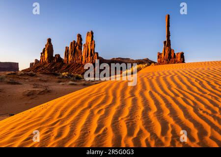 Totem Pôle flèche lever du soleil au Monument Valley Navajo Tribal Park, Arizona, États-Unis Banque D'Images