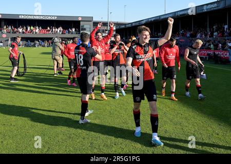 ALMERE - Almere City FC joueurs après la fin du match de promotion/relégation entre Almere City FC et VVV-Venlo au stade Almere City FC sur 3 juin 2023 à Almere, pays-Bas. ANP GERRIT VAN KOLOLEN Banque D'Images