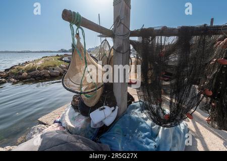 Les filets des pêcheurs ont vu sécher sous le soleil autour du port. Le quartier des pêcheurs de 'la Pointe Courte' à Sète est le dernier port de pêche authentique de l'Etang de Thau, qui tente de préserver son histoire et de résister à la vitrification qui a affecté toute la région depuis la crise de Covid et le boom du télétravail pour les cadres et les indépendants. Banque D'Images