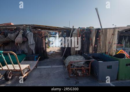 Sète, France. 28th mai 2023. Les filets des pêcheurs ont vu sécher sous le soleil autour du port. Le quartier des pêcheurs de 'la Pointe Courte' à Sète est le dernier port de pêche authentique de l'Etang de Thau, qui tente de préserver son histoire et de résister à la vitrification qui a affecté toute la région depuis la crise de Covid et le boom du télétravail pour les cadres et les indépendants. (Photo de Laurent Coust/SOPA Images/Sipa USA) crédit: SIPA USA/Alay Live News Banque D'Images