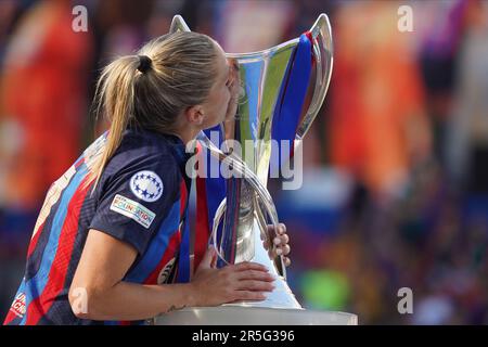 Barcelone, Espagne. 04th juin 2023. Alexia Putellas du FC Barcelone avec le Trophée lors de la Ligue des champions de l'UEFA pour les femmes, finale du match entre le FC Barcelone et le VLF Wolfsburg joué au stade Philips sur 3 juin 2023 à Eindhoven, pays-Bas. (Photo de Carla Pazos/PRESSIN) crédit: PRESSINPHOTO SPORTS AGENCY/Alay Live News Banque D'Images