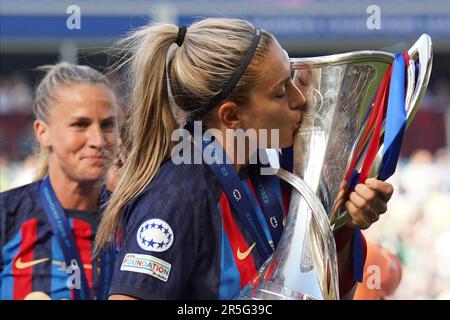 Barcelone, Espagne. 04th juin 2023. Alexia Putellas du FC Barcelone embrasse le Trophée lors de la Ligue des champions de l'UEFA pour les femmes, finale du match entre le FC Barcelone et le VLF Wolfsburg joué au stade Philips sur 3 juin 2023 à Eindhoven, pays-Bas. (Photo de Carla Pazos/PRESSIN) crédit: PRESSINPHOTO SPORTS AGENCY/Alay Live News Banque D'Images