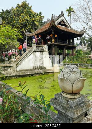 Hanoï, Vietnam. 27th févr. 2023. La Pagode One Pillar est située dans la zone du complexe gouvernemental près du Palais présidentiel de Hanoi. La Pagode à un pilier ou aussi appelée « Pagode à un pôle » est l'une des plus anciennes pagodes de Hanoï. C'est un point de repère de la ville en raison de sa construction inhabituelle. Crédit : Alexandra Schuler/dpa/Alay Live News Banque D'Images