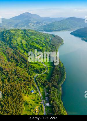 Paysage montagneux du lac Bicaz et de Ceahlau (Roumanie) Banque D'Images