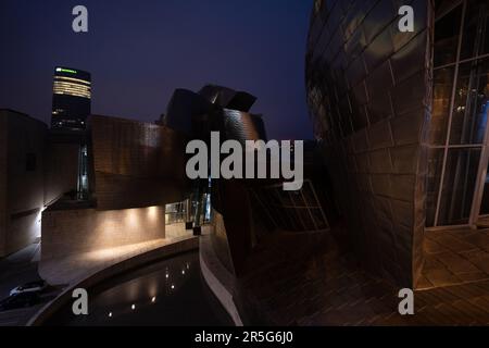 Détail d'une partie de la façade en titane du musée Guggenheim de Bilbao avec la Tour Iberdrola en arrière-plan. Concept d'architecture Banque D'Images