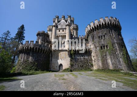 Gatika, Espagne - 16 avril 2022: Fachada de el abandado castillo de Butrón de aspecto médiéval sin gente situado en Gatika, Vizcaya en el pais Vasco Banque D'Images