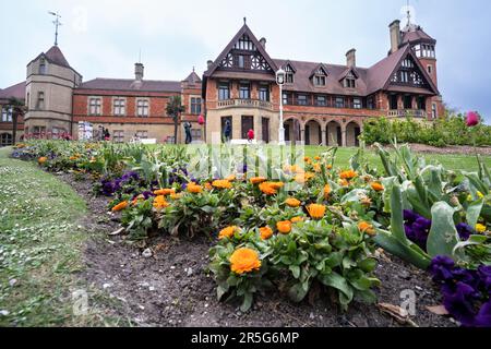 San Sebastian, Espagne - 17 avril 2022: Palais municipal de Miramar à côté de la plage de la Concha à San Sebastian avec les fleurs dans son jardin à l'avant Banque D'Images