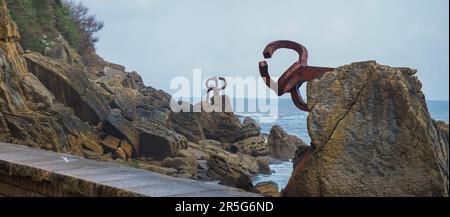 San Sebastian, Espagne - 18 avril 2022: Sculpture 'Comb of the Wind' située sur la plage d'Ondarreta, San Sebastián, Espagne. Créé par le sculpteur basque E Banque D'Images