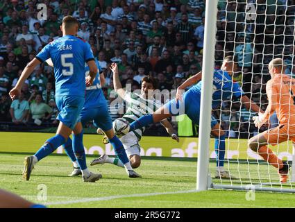 Hampden Park Glasgow.Écosse, Royaume-Uni. 3rd juin 2023. Finale de la coupe écossaise .Celtic v Inverness Caledonian Thistle. Joao Pedro Neves Filipe Jota du Celtic score 3rd but . Crédit : eric mccowat/Alay Live News Banque D'Images