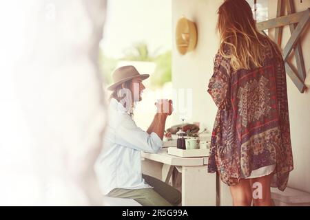 Café assez bon pour se perdre. un jeune couple plein d'esprit gratuit qui dégusté un café dans un magasin en bord de route. Banque D'Images