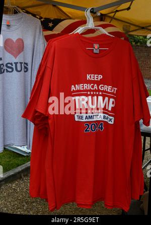 Un vendeur à Abingdon, en Virginie, vend des T-shirts aux partisans de Donald Trump et de sa campagne pour remporter l'élection présidentielle américaine de 2024. Banque D'Images