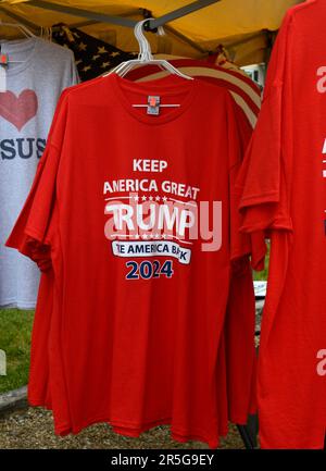 Un vendeur à Abingdon, en Virginie, vend des T-shirts aux partisans de Donald Trump et de sa campagne pour remporter l'élection présidentielle américaine de 2024. Banque D'Images