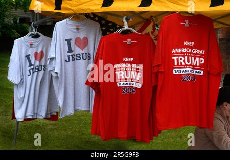 Un vendeur à Abingdon, en Virginie, vend des T-shirts aux partisans de Donald Trump et de sa campagne pour remporter l'élection présidentielle américaine de 2024. Banque D'Images