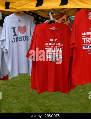 Un vendeur à Abingdon, en Virginie, vend des T-shirts aux partisans de Donald Trump et de sa campagne pour remporter l'élection présidentielle américaine de 2024. Banque D'Images