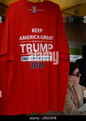 Un vendeur à Abingdon, en Virginie, vend des T-shirts aux partisans de Donald Trump et de sa campagne pour remporter l'élection présidentielle américaine de 2024. Banque D'Images