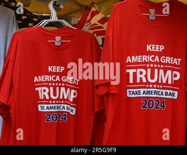 Un vendeur à Abingdon, en Virginie, vend des T-shirts aux partisans de Donald Trump et de sa campagne pour remporter l'élection présidentielle américaine de 2024. Banque D'Images