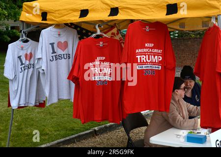 Un vendeur à Abingdon, en Virginie, vend des T-shirts aux partisans de Donald Trump et de sa campagne pour remporter l'élection présidentielle américaine de 2024. Banque D'Images