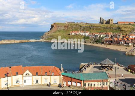 Vue sur le port de Whitby par une journée d'été en direction de l'abbaye Banque D'Images