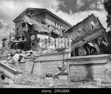 Démolition complète du bâtiment législatif à Manille, P.I. l'un des plus beaux bâtiments gouvernementaux en extrême-Orient, c'était la fierté du gouvernement philippin. Les citoyens philippins passent devant le bâtiment et regardent avec abjecte émerveillement les résultats de la guerre totale Banque D'Images